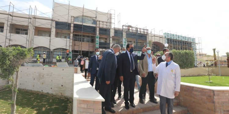 وزير التعليم العالي يتفقد أعمال تطوير وإنشاءات مستشفى الثدي