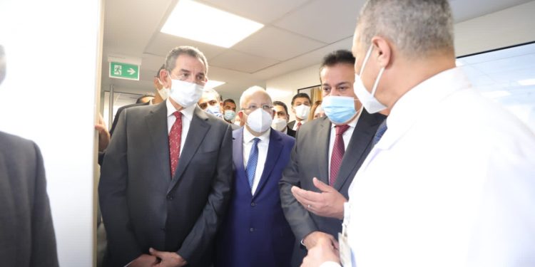 وزير التعليم العالي يتفقد التجهيزات الخاصة بالمبنى الجنوبي للمعهد القومي للأورام