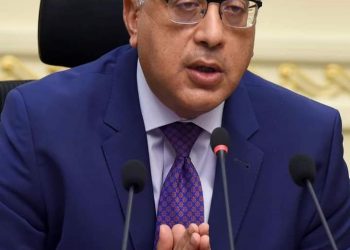 برلماني يطالب الحكومة بإعادة تعيين 36 ألف معلم فورًا