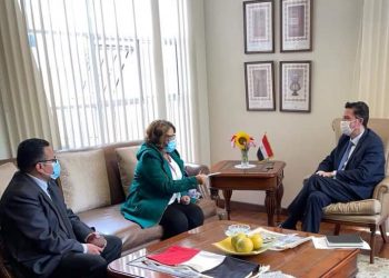 السفير المصري في بوليفيا يستقبل مديرة المدرسة فى لاباز