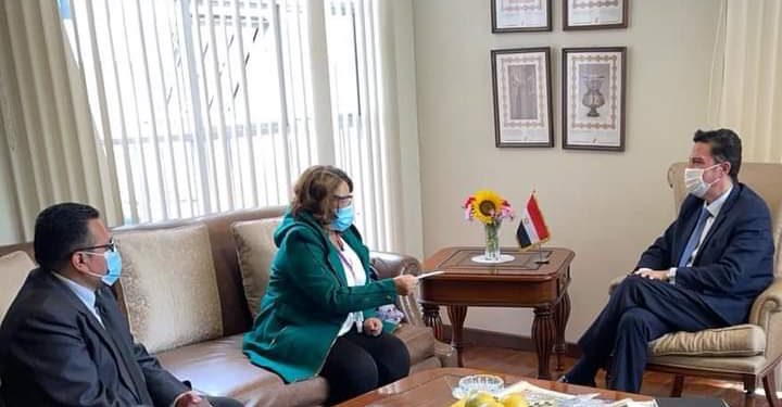 السفير المصري في بوليفيا يستقبل مديرة المدرسة فى لاباز