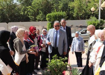 نائب رئيس جامعة الأزهر يرحب بطالبات طب الأزهر ويحثهن على سرعة التسجيل بلقاح كورونا