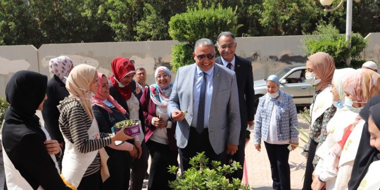 نائب رئيس جامعة الأزهر يرحب بطالبات طب الأزهر ويحثهن على سرعة التسجيل بلقاح كورونا