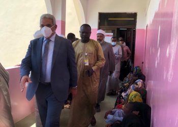 صديق يتفقد قافلة جامعة الأزهر الطبية بمستشفى الصداقة بتشاد وسط إقبال كبير
