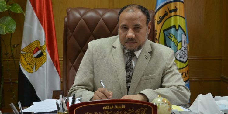 نائب رئيس جامعة الأزهر يعلن أماكن تطعيم كورونا بأسيوط