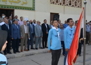 نائب رئيس جامعة الأزهر يشارك الطلاب القدامى والجدد مراسم تحية العلم ويوزع الهدايا على الطلاب