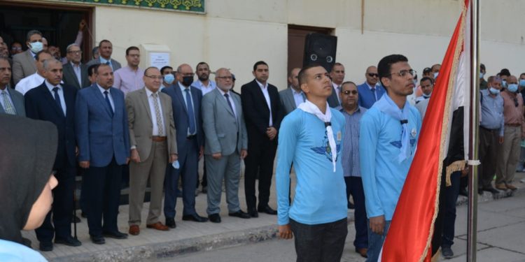 نائب رئيس جامعة الأزهر يشارك الطلاب القدامى والجدد مراسم تحية العلم ويوزع الهدايا على الطلاب