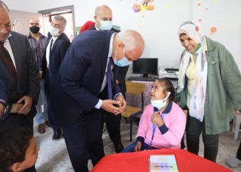 في أول يوم دراسة.. محافظ الجيزة يشارك الطلاب طابور الصباح وتحية العلم