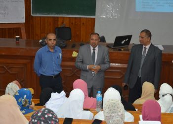 نائب رئيس جامعة الأزهر يتابع انتظام سير العملية التعليمية بكلية الصيدلة بأسيوط