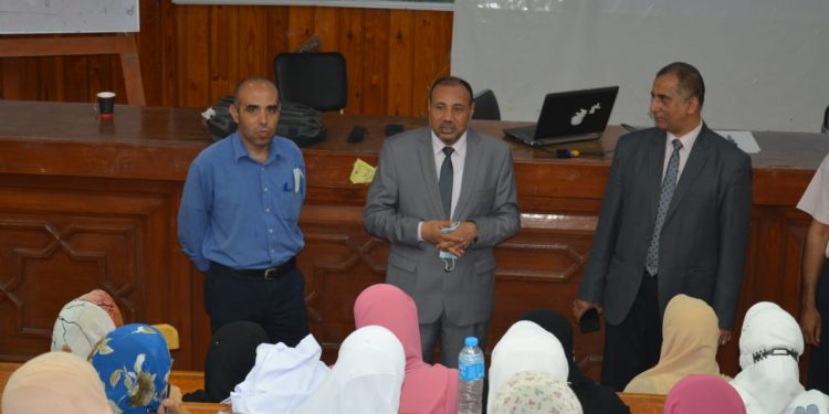 نائب رئيس جامعة الأزهر يتابع انتظام سير العملية التعليمية بكلية الصيدلة بأسيوط