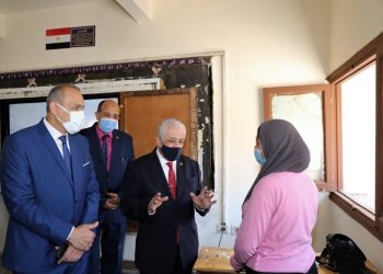 خلال تفقده لمدارس القاهرة الجديد.. «شوقي» يوجه بتطبيق قواعد الحضور والغياب