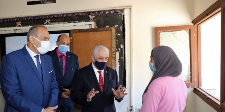 خلال تفقده لمدارس القاهرة الجديد.. «شوقي» يوجه بتطبيق قواعد الحضور والغياب