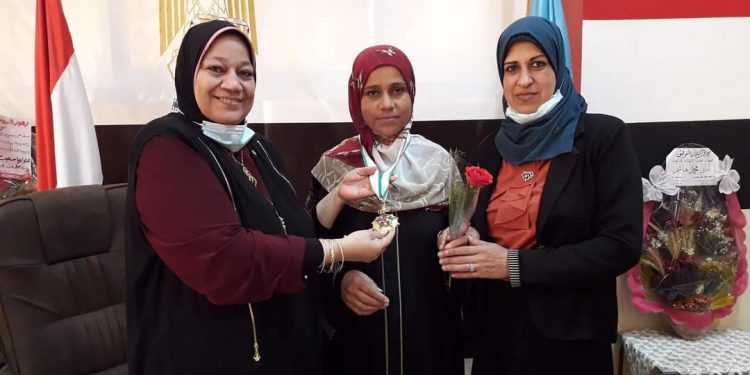 كلية الدراسات الإسلامية تكرم بسملة محمود الأولى على العالم في رياضة الكاراتيه