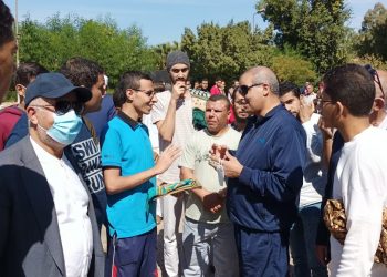 طلاب المدينة الجامعية يشكرون رئيس جامعة الأزهر لتواجده بينهم في يوم الاجازة وتوزيعه هدايا عليهم