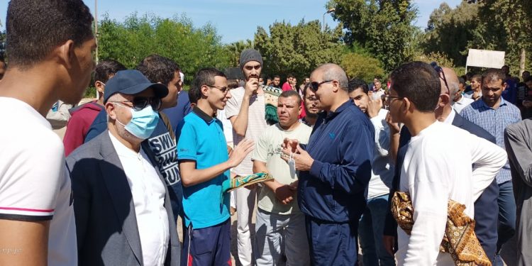 طلاب المدينة الجامعية يشكرون رئيس جامعة الأزهر لتواجده بينهم في يوم الاجازة وتوزيعه هدايا عليهم