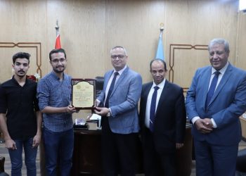 حبًّا ووفاءً….طلاب كلية الطب" بنين" الأزهر بالقاهرة يكرمون أساتذتهم