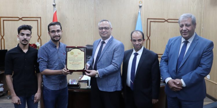 حبًّا ووفاءً….طلاب كلية الطب" بنين" الأزهر بالقاهرة يكرمون أساتذتهم