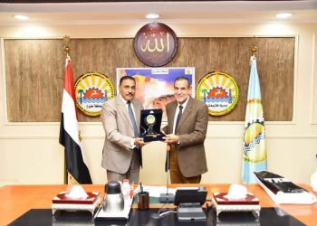 محافظ مرسى مطروح يهدي درع المحافظة لجامعة الأزهر تقديرًا لجهود أطبائها خلال عملهم بقرية النجيلة