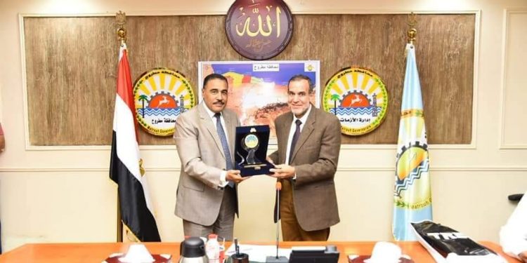 محافظ مرسى مطروح يهدي درع المحافظة لجامعة الأزهر تقديرًا لجهود أطبائها خلال عملهم بقرية النجيلة
