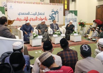 بالصور.. الوافدون وعلماء الأزهر يحتفلون بذكرى المولد بمناقشة كتاب عصمة النبي بـ"البيت المحمدي"