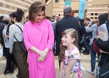 “كندة دلاّل” نجمة حفل تنصيب رئيس الجامعة الأمريكية الجديد