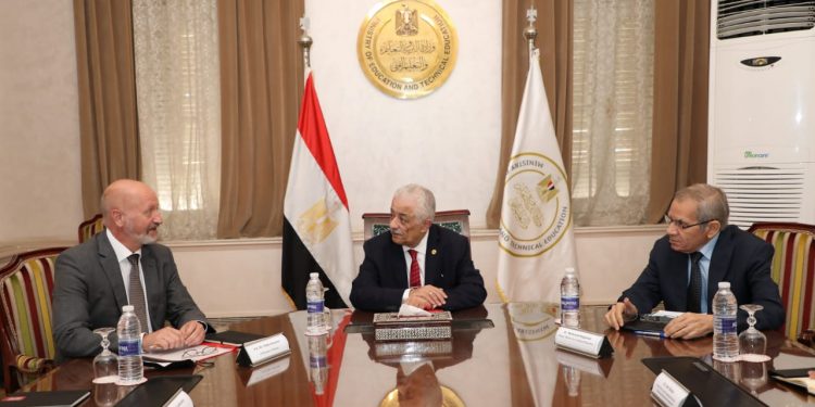 "شوقي" يلتقي سفير فنلندا بالقاهرة لبحث سبل التعاون في مجال تطوير التعليم العام والفنى