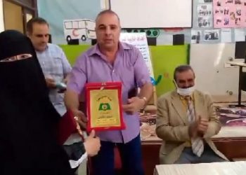 أزمة بين معلمة وولي أمر تصل لقسم الشرطة.. ونقابة المعلمين تتدخل