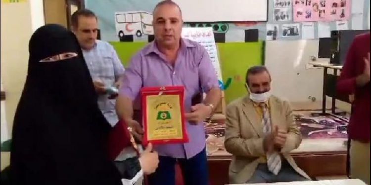 أزمة بين معلمة وولي أمر تصل لقسم الشرطة.. ونقابة المعلمين تتدخل