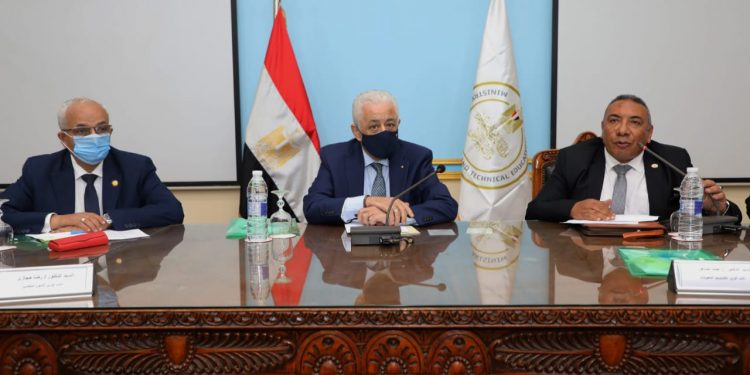 لسد الفجوة التي تسببت فيها كورونا.. "شوقي": حضور الطلاب للمدارس إلزامي