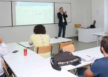 الدكتور بيتر بلابر يدرب طلاب هندسة الالمانية