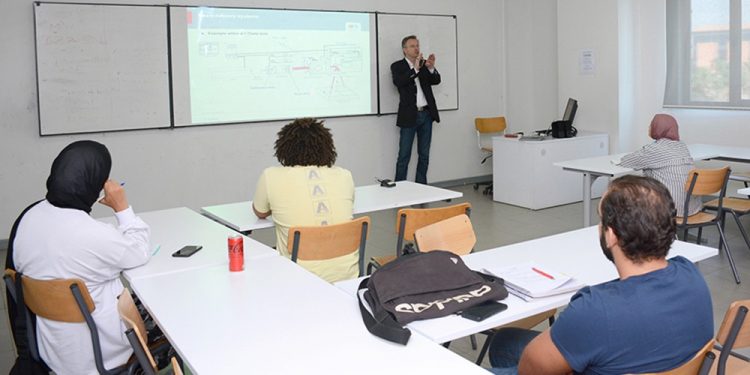 الدكتور بيتر بلابر يدرب طلاب هندسة الالمانية