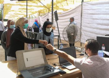 جامعة القاهرة تبدأ في تطبيق قرارات مجلس الوزراء بعدم السماح للطلاب غير المطعمين بدخول الجامعة