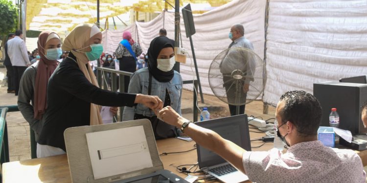 جامعة القاهرة تبدأ في تطبيق قرارات مجلس الوزراء بعدم السماح للطلاب غير المطعمين بدخول الجامعة