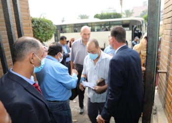 محافظ القاهرة يتابع تنفيذ قرار منع دخول الموظفين الغير مطعمين