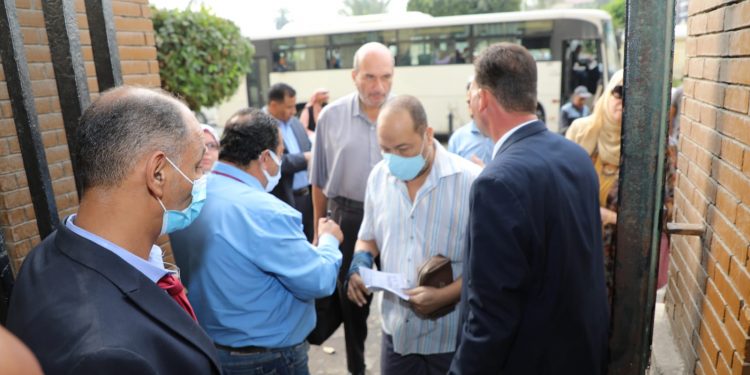 محافظ القاهرة يتابع تنفيذ قرار منع دخول الموظفين الغير مطعمين