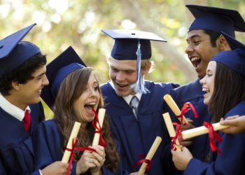 منح للحصول علي البكالوريوس والدراسات العليا في أستراليا