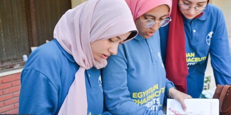 الإتحاد المصري لطلاب الصيدلة بجامعة سوهاج ينظم حملة توعية للتبرع “ببلازما الدم”