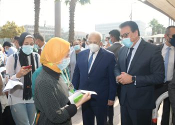 وزير التعليم العالي ورئيس جامعة القاهرة يتفقدان الحرم الجامعي لمتابعة تنفيذ قرارات مجلس الوزراء