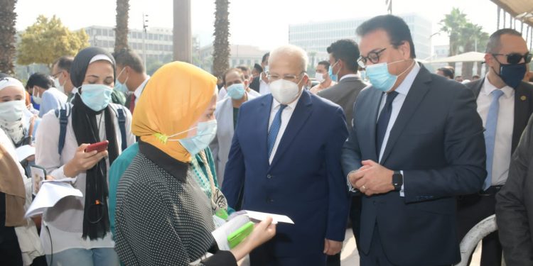 وزير التعليم العالي ورئيس جامعة القاهرة يتفقدان الحرم الجامعي لمتابعة تنفيذ قرارات مجلس الوزراء