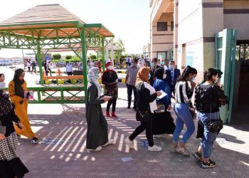 رئيس جامعة سوهاج يتابع انتظام دخول الطلاب من البوابات الرئيسية