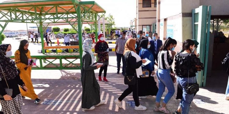 رئيس جامعة سوهاج يتابع انتظام دخول الطلاب من البوابات الرئيسية