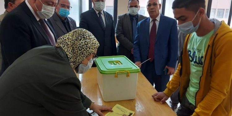 رئيس جامعة بنها يتفقد الجولة الأولى لانتخابات الاتحادات الطلابية