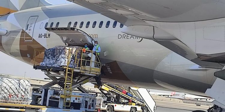 وزارة الصحة: مصر استقبلت 3 ملايين و575 ألف جرعة من لقاح “موديرنا” بمطار القاهرة الدولي