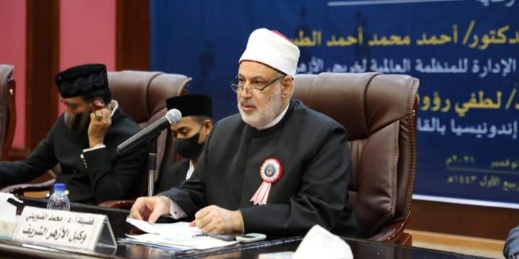 وكيل الأزهر يكرم الخريجين والمتفوقين من الطلبة الإندونيسيين