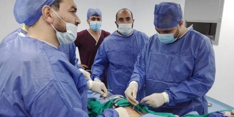 أطباء جامعة الأزهر يوقعون الكشف الطبي على 1600 مواطن ويجرون 200 عملية جراحية بمحافظة الأقصر