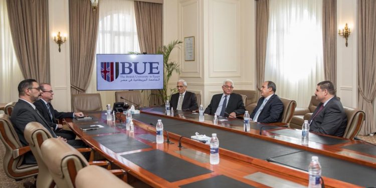 رئيس الجامعة البريطانية في مصر يستقبل وفدًا من السفارة الفنلندية