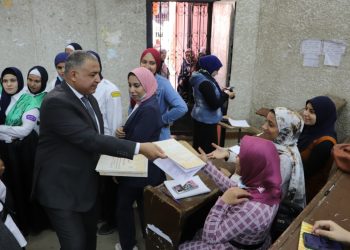 نائب رئيس جامعة الأزهر يقوم بجولة للاطمئنان على انتظام العملية التعليمية بكليات فرع البنات