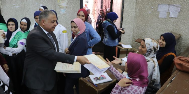 نائب رئيس جامعة الأزهر يقوم بجولة للاطمئنان على انتظام العملية التعليمية بكليات فرع البنات