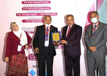 رئيس جامعة الأزهر يشيد بجهود قطاع الطب ويكرم أعلام الطب النفسي