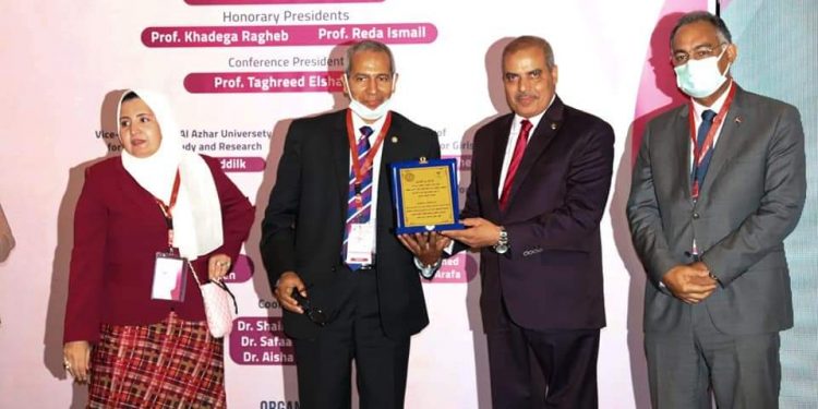 رئيس جامعة الأزهر يشيد بجهود قطاع الطب ويكرم أعلام الطب النفسي
